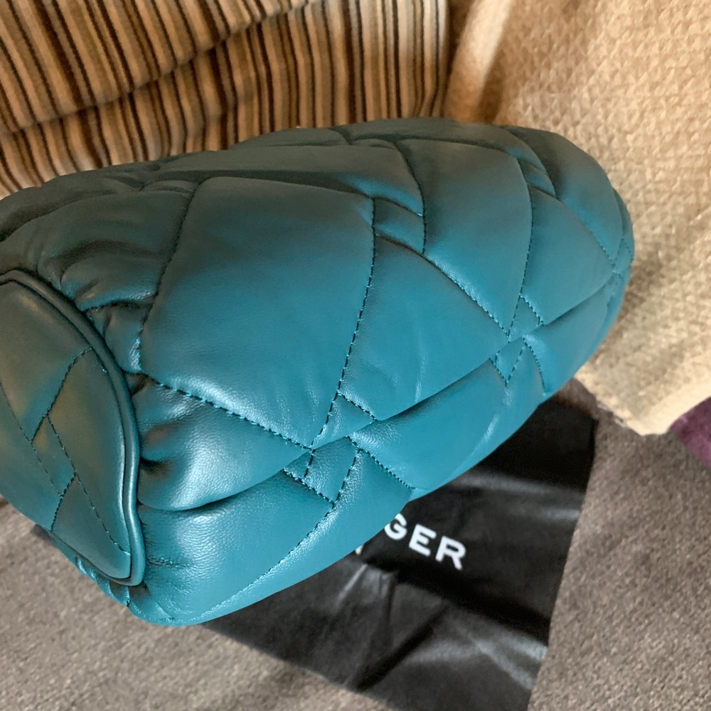 SOLD⛔️Authentic KURT GEIGER LONDON QUILTED LEATHER CONVERTIBLE TOP ZIP CLUTCH - Picture 6 of 16